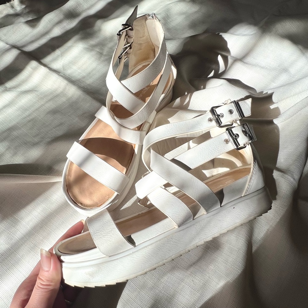 ♡ WHITE STRAPPY PLATFORM SANDALS ♡